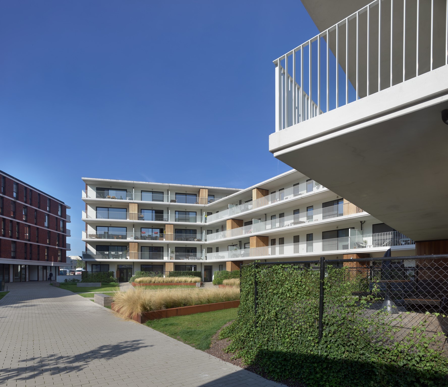 De ruime balkons van woonproject De Smedenpoort in Aalter hebben uitzicht op de binnentuin.
