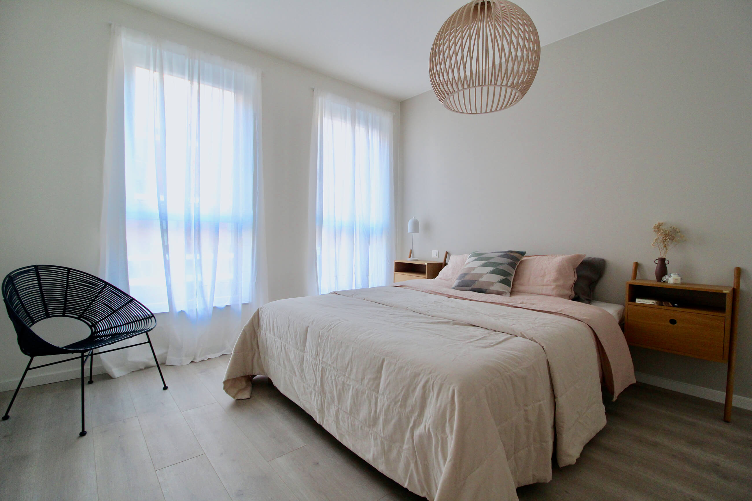 Een rustgevende slaapkamer met veel lichtinval in een nieuwbouwappartement van De Smedenpoort.